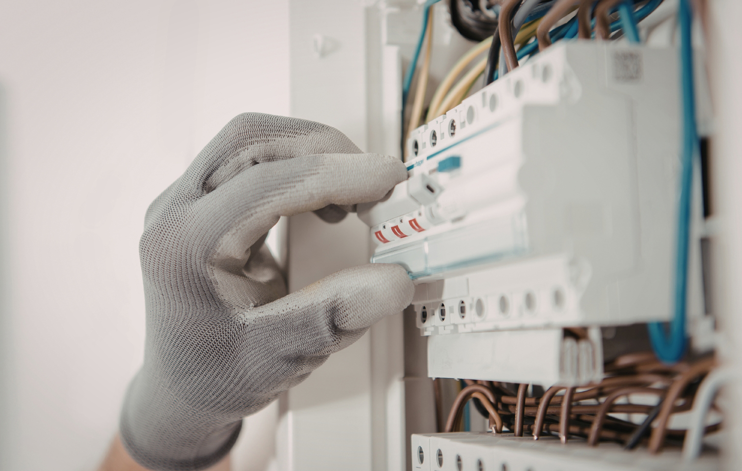 Montáž a zapojenie elektrického rozvádzača s ističmi a prúdovými chráničmi