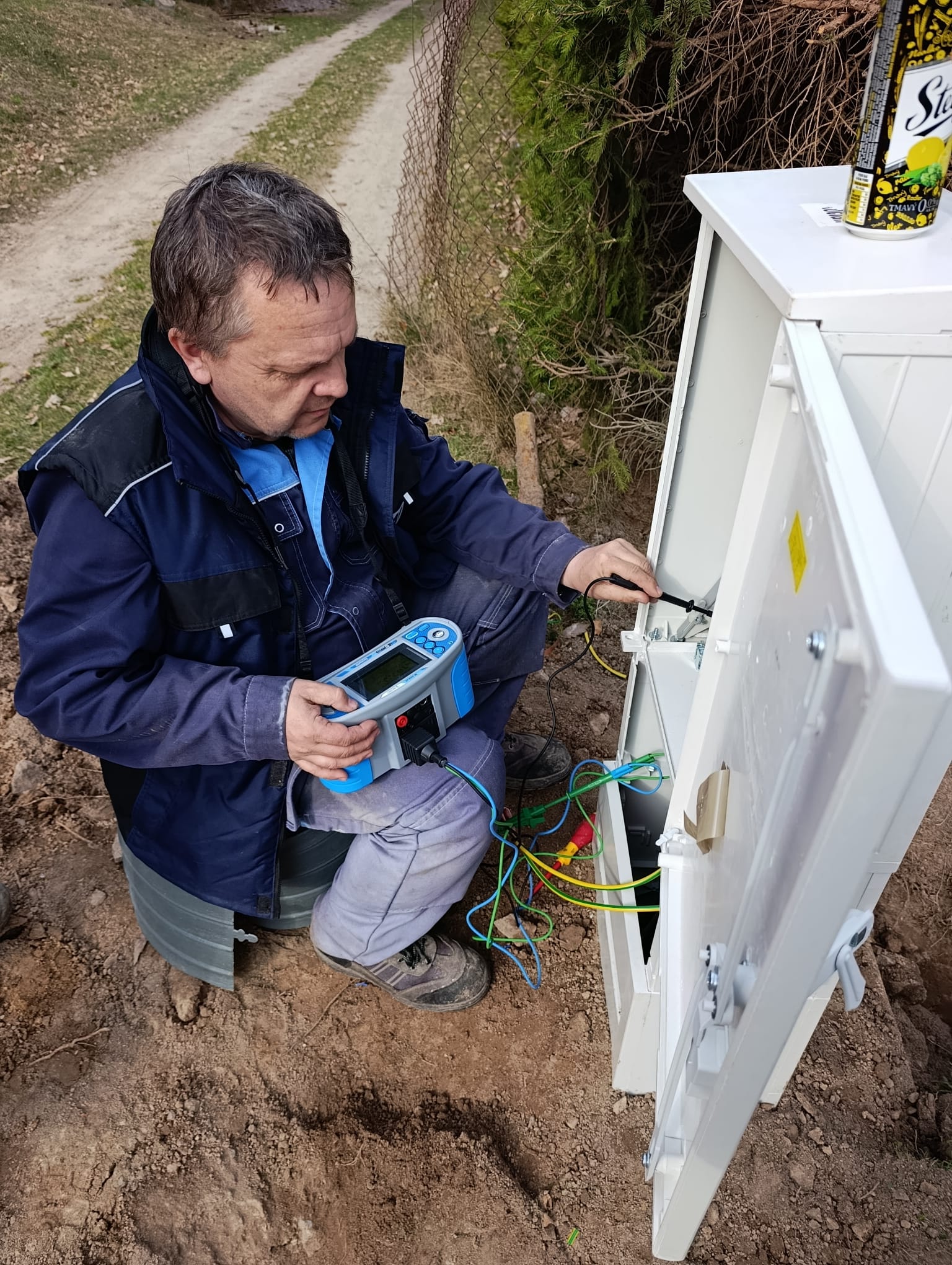 Elektrikár pri inštalácii kabeláže na strope v rodinnom dome