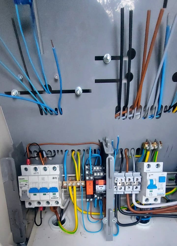 Elektrický rozvádzač s prehľadným usporiadaním ističov a ochranných prvkov